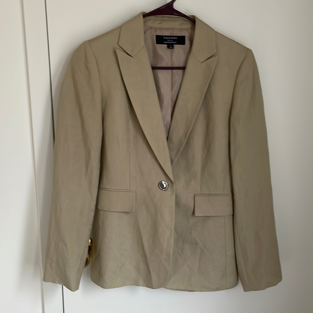 Cute blazer, no flaws!
